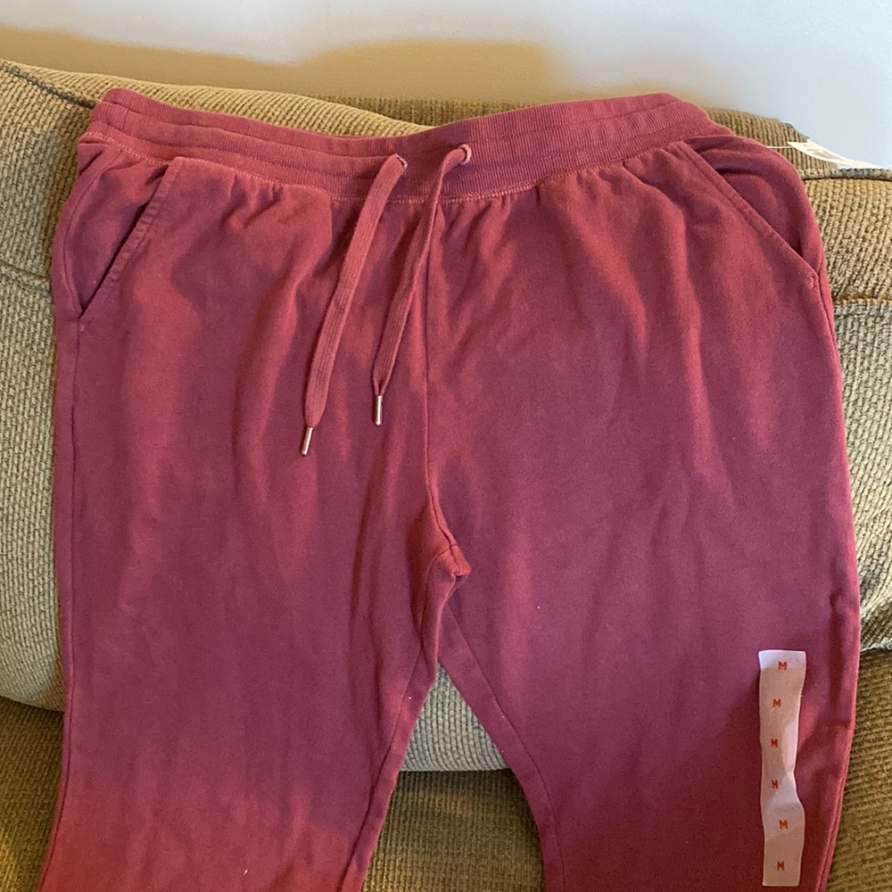 New with tags. Old Navy lightweight sweatpants. Size medium.